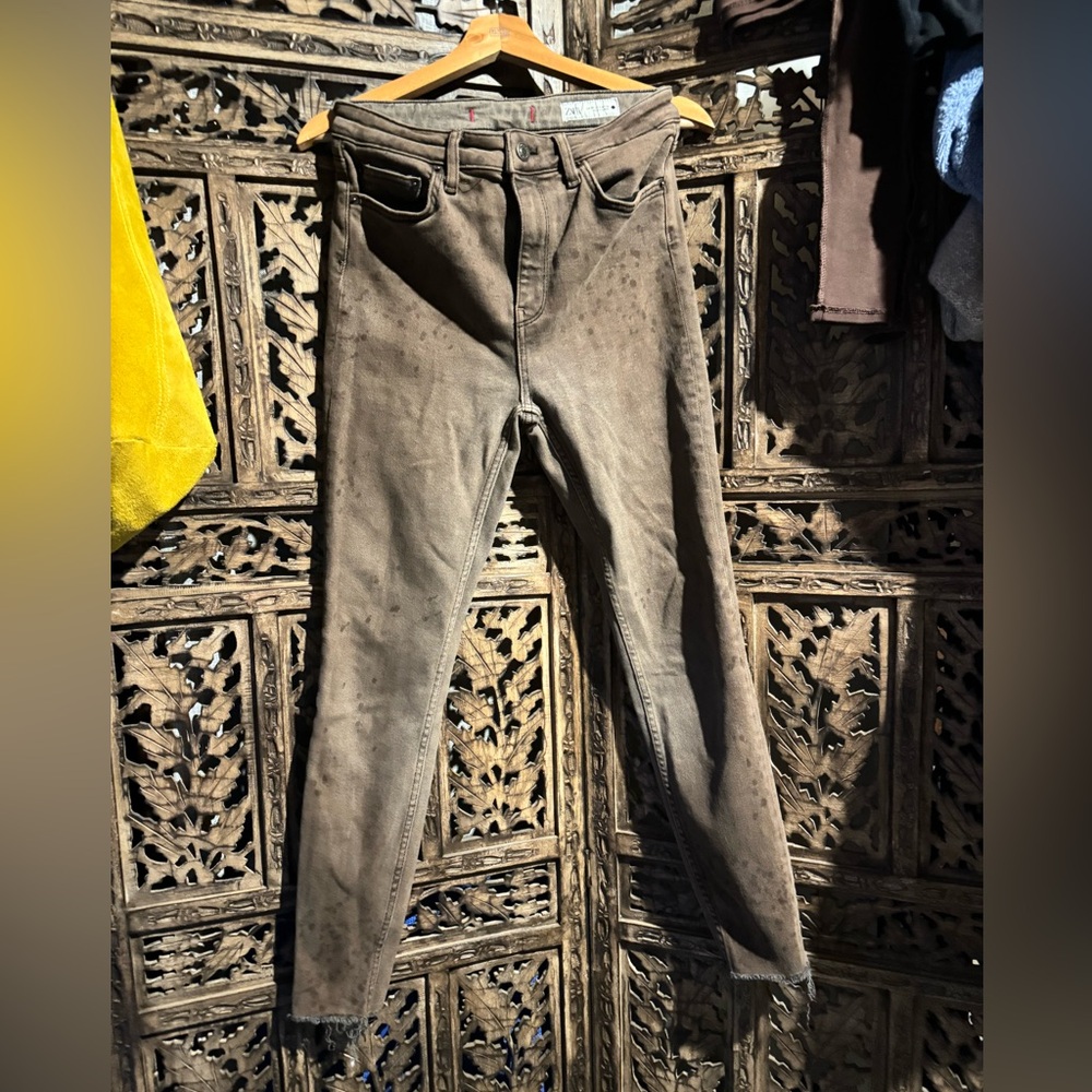 Brown distressed skinny jeans with stretch.